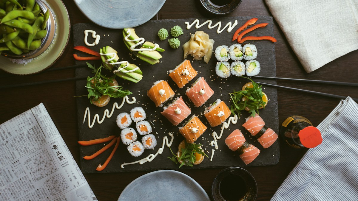 Sushi mit Lachs und Wasabi