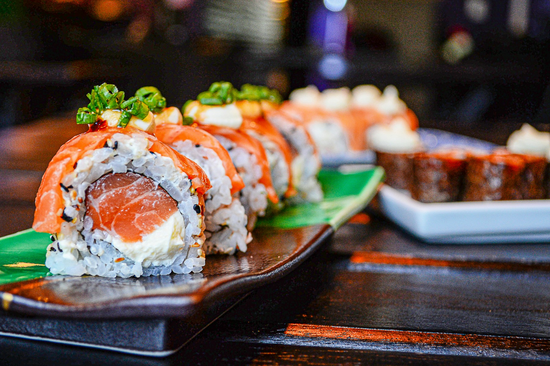Frische Sushi-Auswahl auf dunklem Teller